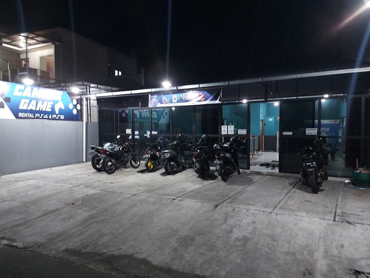 Parkiran motor malam hari