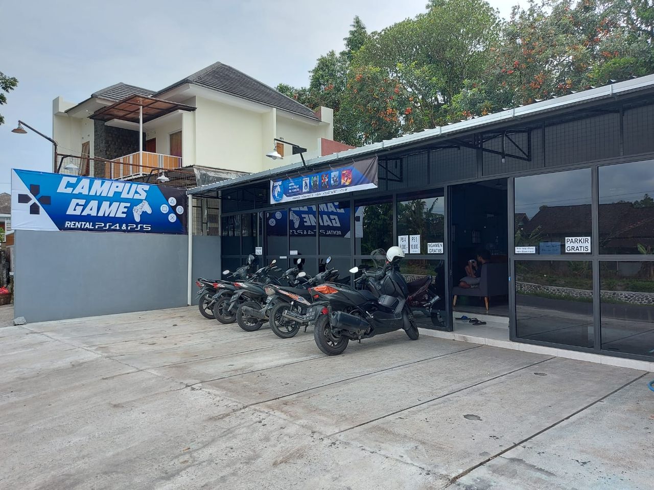 Tampak depan dan parkir