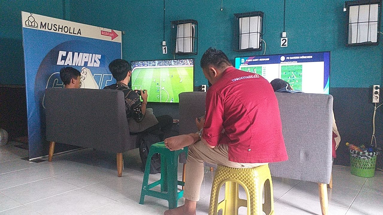 Pengunjung main PS di Campus Game