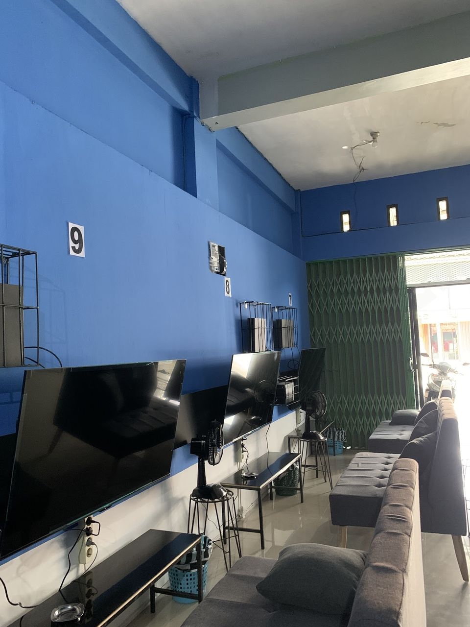Deretan TV dan sofa